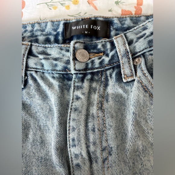 White Fox boyfriend jeans straight leg light wash size medium - Picture 9 of 10